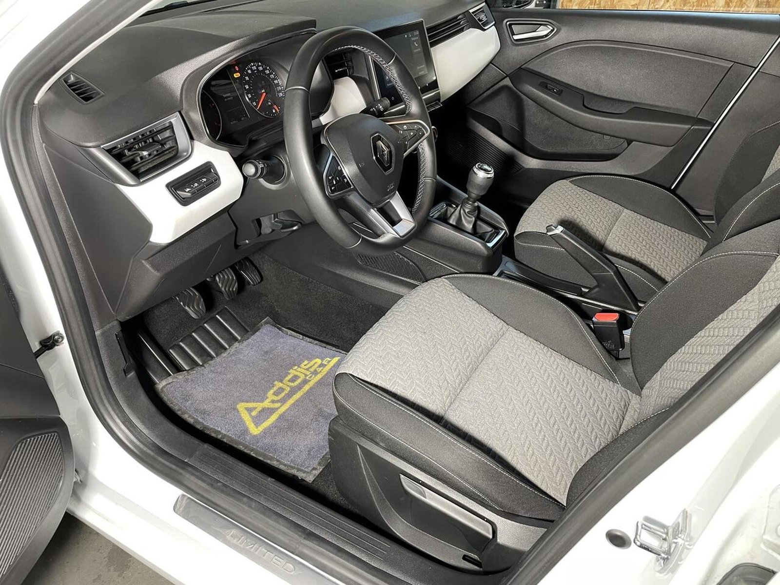 Renault Clio – Image 11