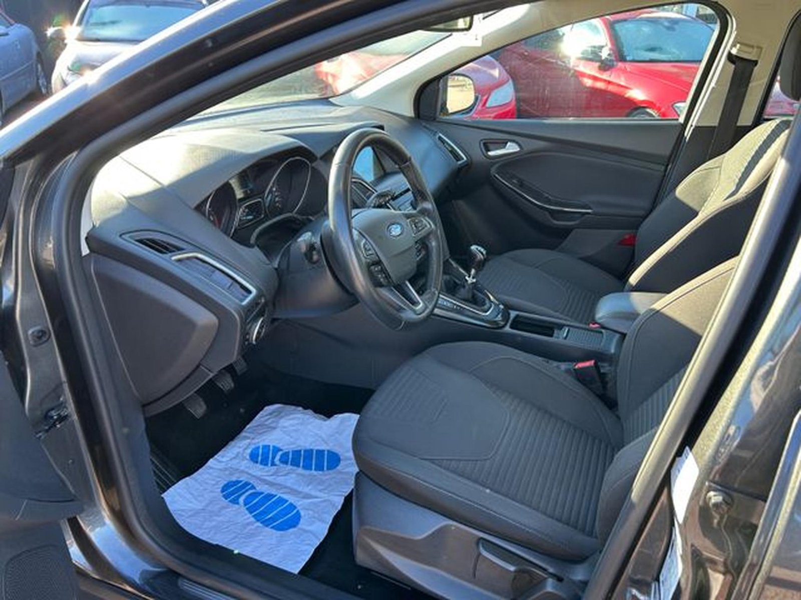 Ford Focus – Image 8