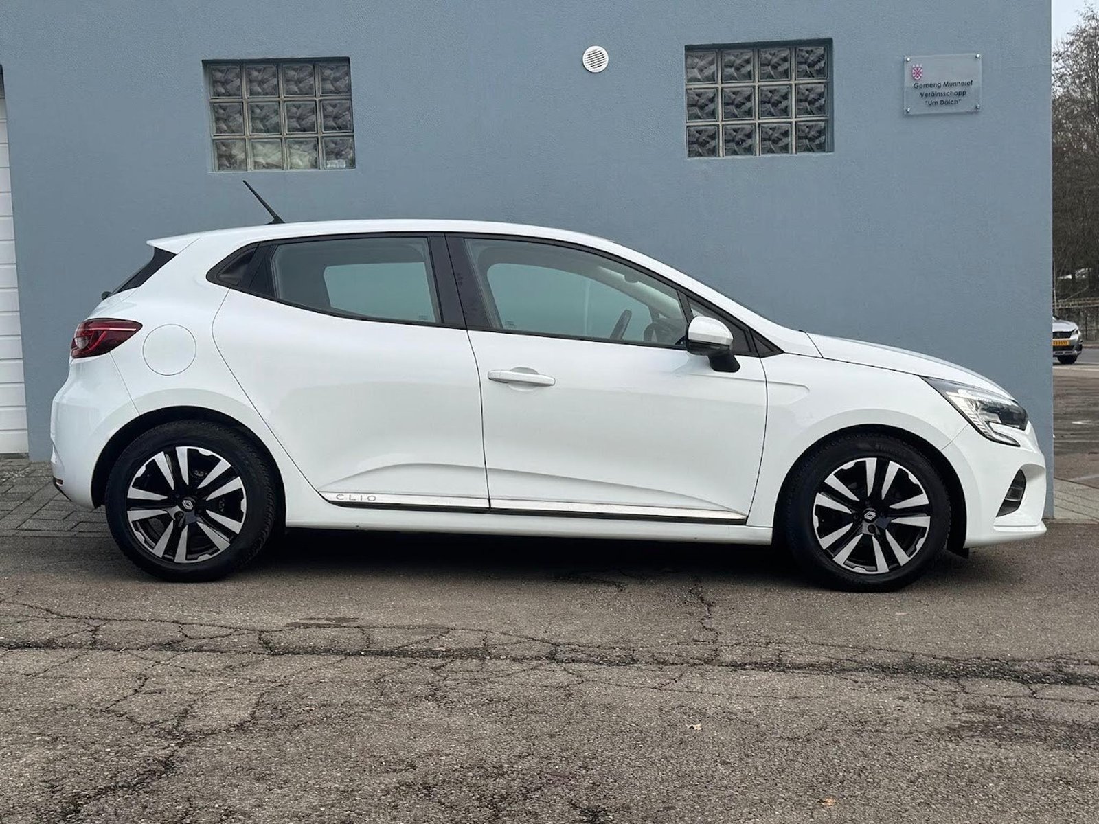 Renault Clio – Image 8