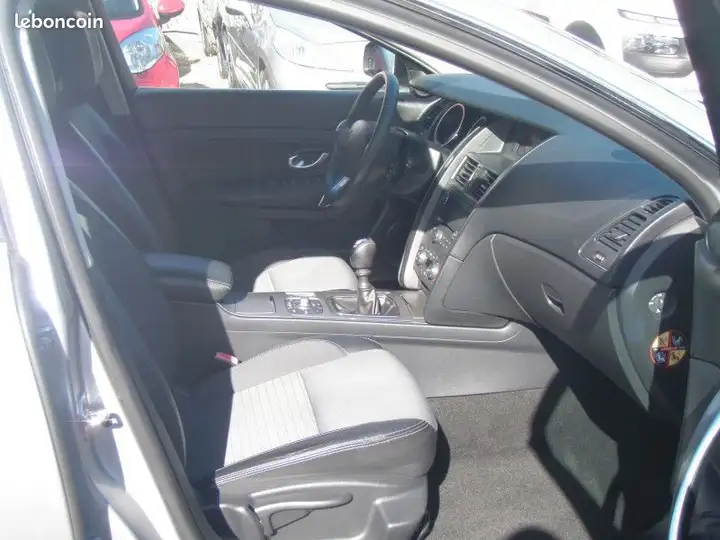 Renault Latitude – Image 17